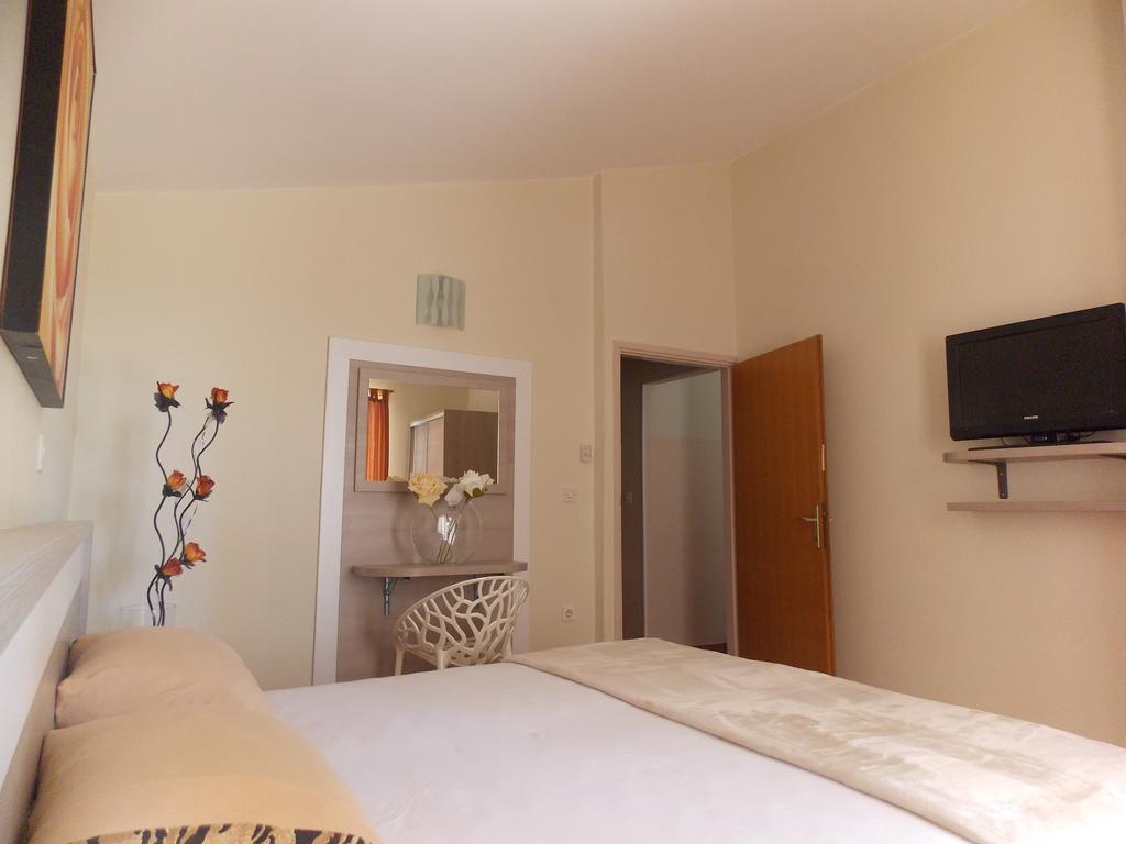 Apartmani Adriatic Ana Novalja Extérieur photo